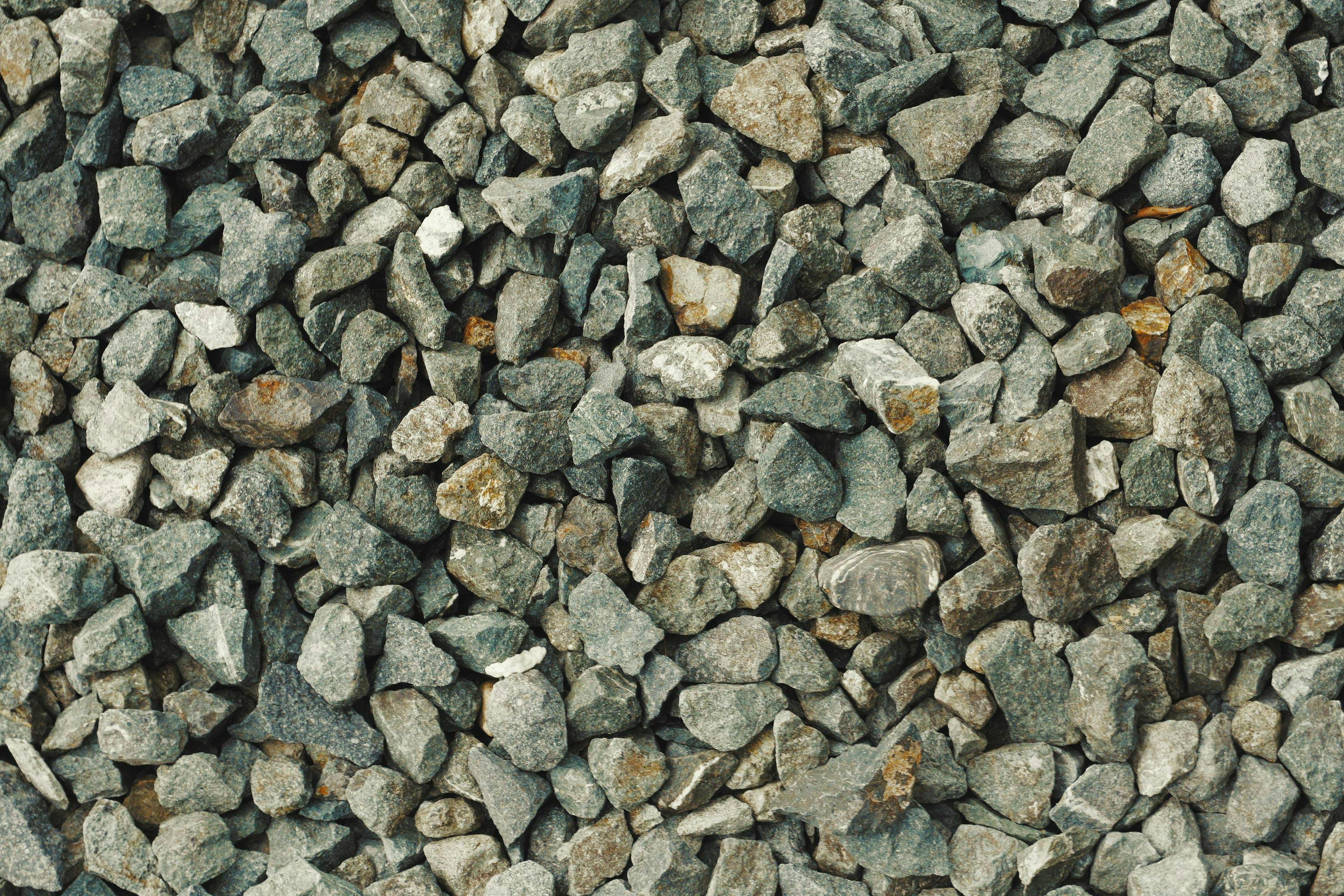 A driveway with gravel aggregares